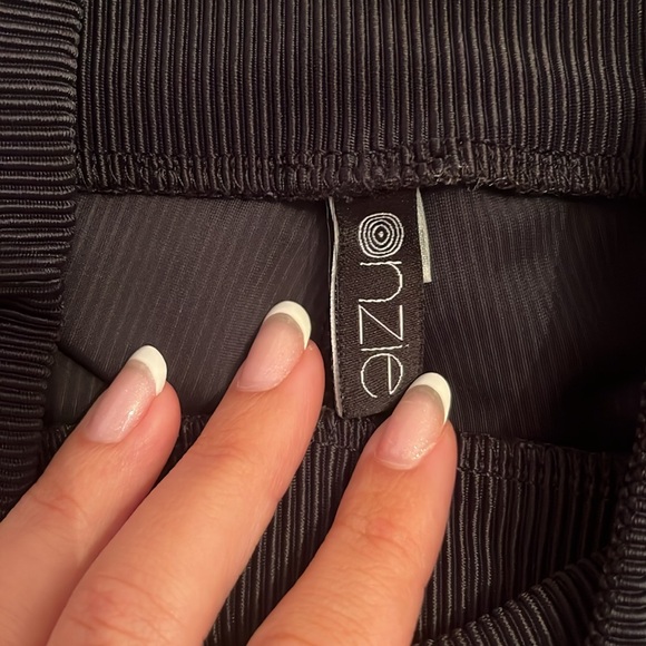 Onzie tan and black set with one shoulder cut out sports bra - Picture 2 of 6